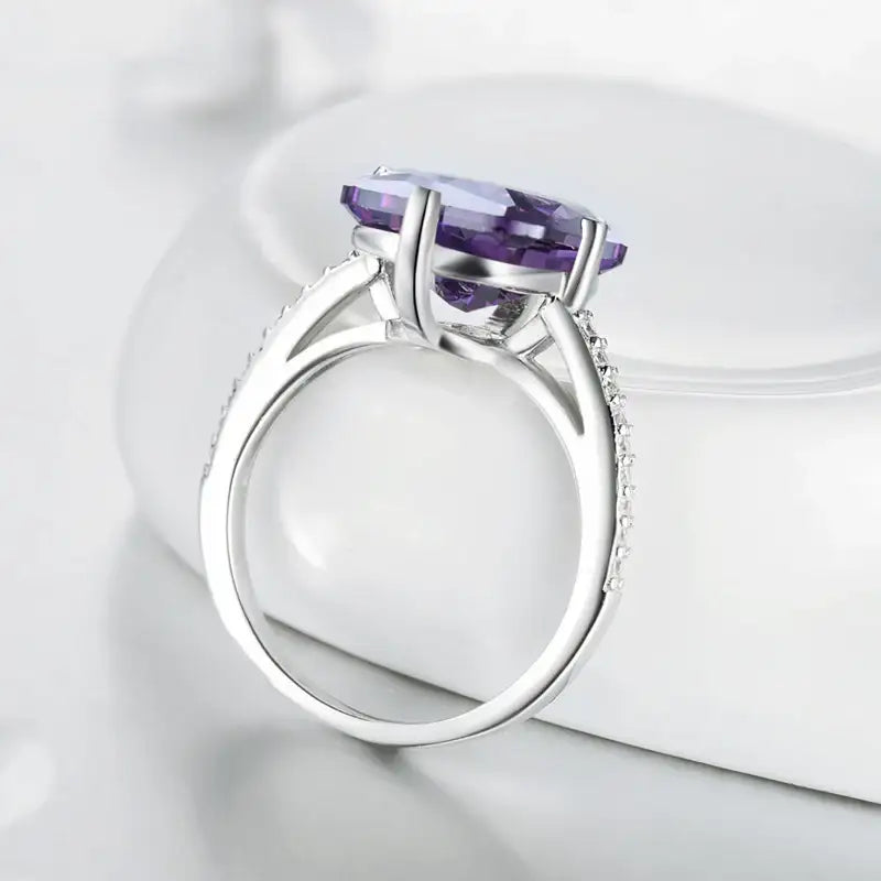 Luxuriöser rechteckiger Zirkonring mit funkelndem Edelsteinbesatz und modernem Design