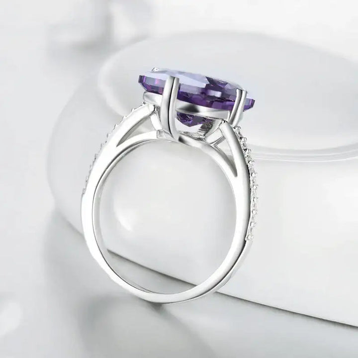 Luxuriöser rechteckiger Zirkonring mit funkelndem Edelsteinbesatz und modernem Design