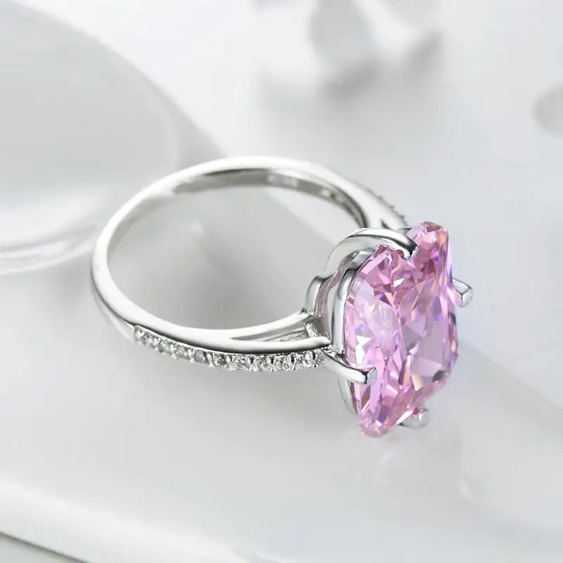 Luxuriöser rechteckiger Zirkonring mit funkelndem Edelsteinbesatz und modernem Design
