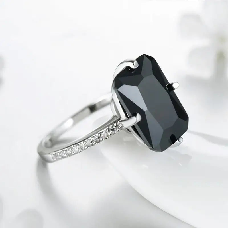 Luxuriöser rechteckiger Zirkonring mit funkelndem Edelsteinbesatz und modernem Design