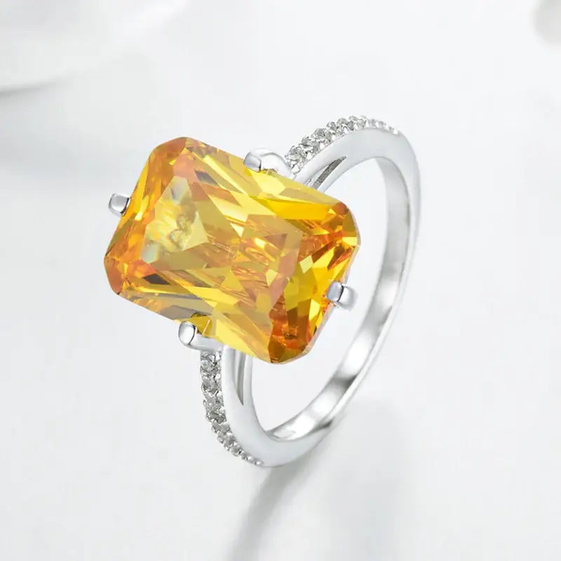 Luxuriöser rechteckiger Zirkonring mit funkelndem Edelsteinbesatz und modernem Design