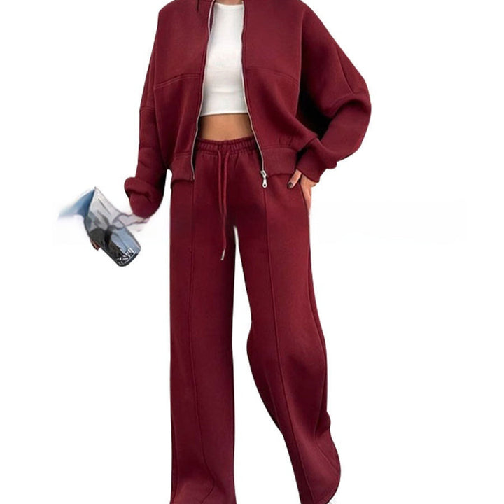 Weinrotes zweiteiliges Loungewear-Set: Oversized Bomberjacke mit Reißverschluss und dazu passende weite Hose mit Kordelzug. IsabellBoutique030.