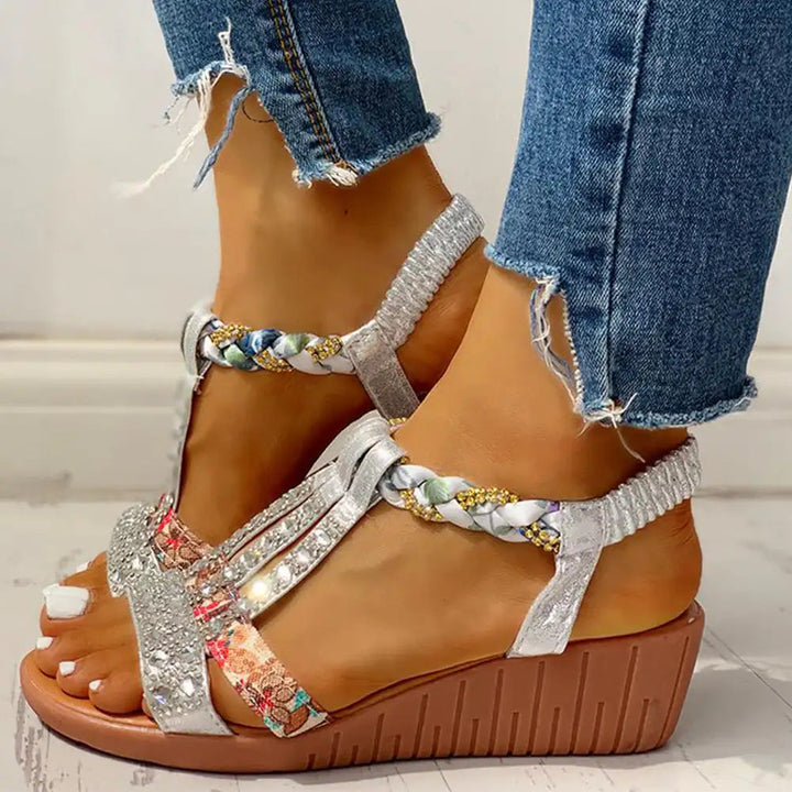 Modische Boho-Strandsandalen mit Keilabsatz und Cut-Outs für Damen am Strand