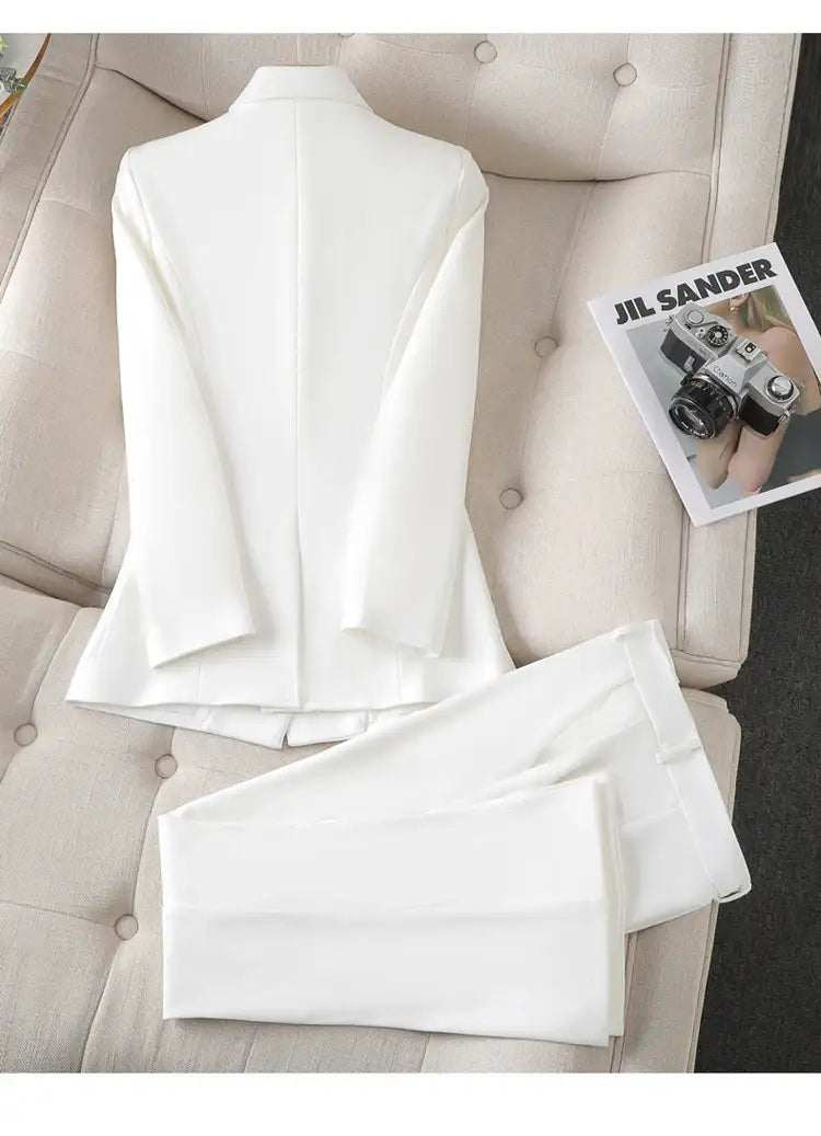 Eleganter Damen-Businessanzug mit Blazer und Schlaghose für professionelle Bürooutfits