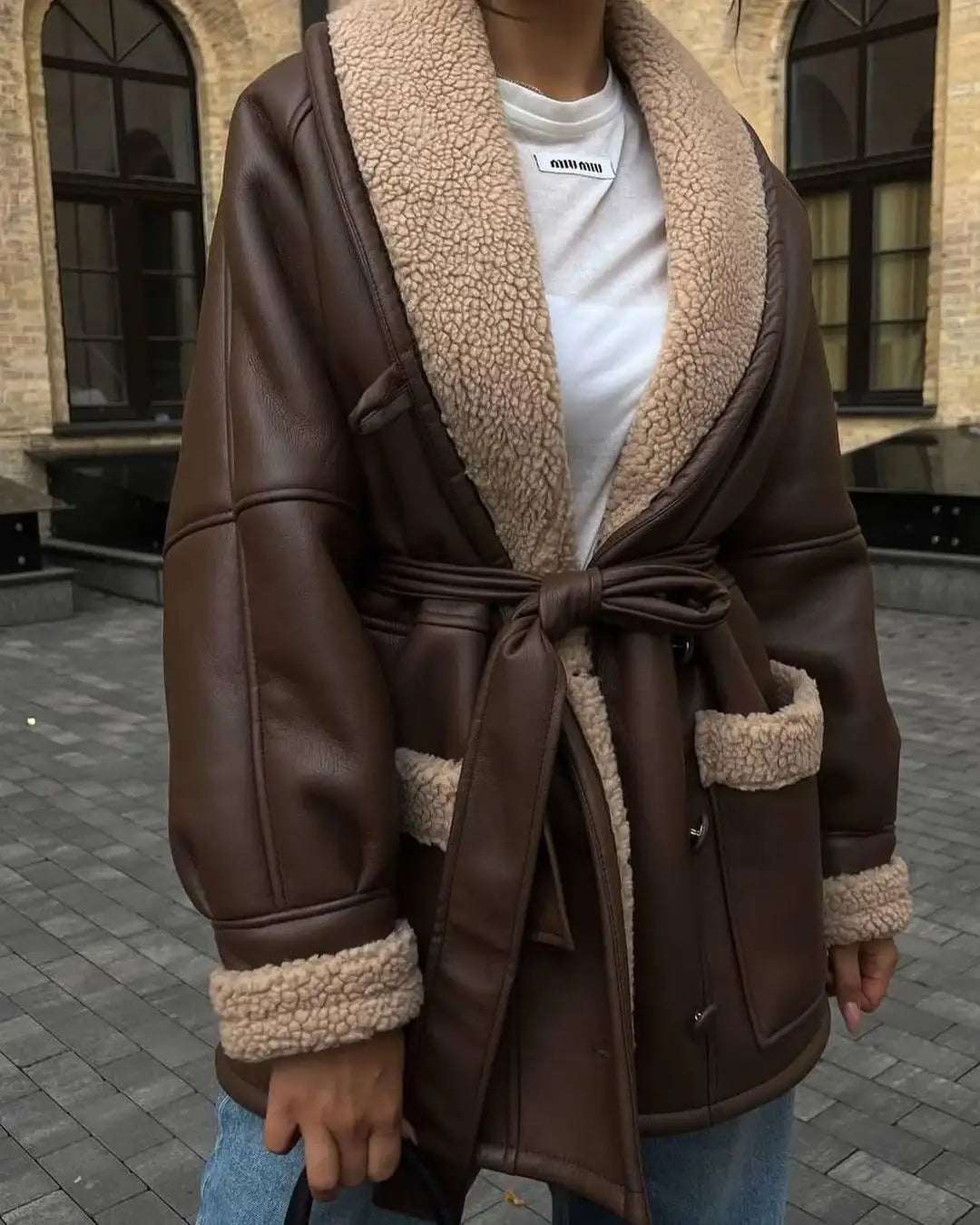 Damen Leder- und Fellmantel im türkischen Stil mit langem Ärmel und modischem Materialmix in Dunkelbraun