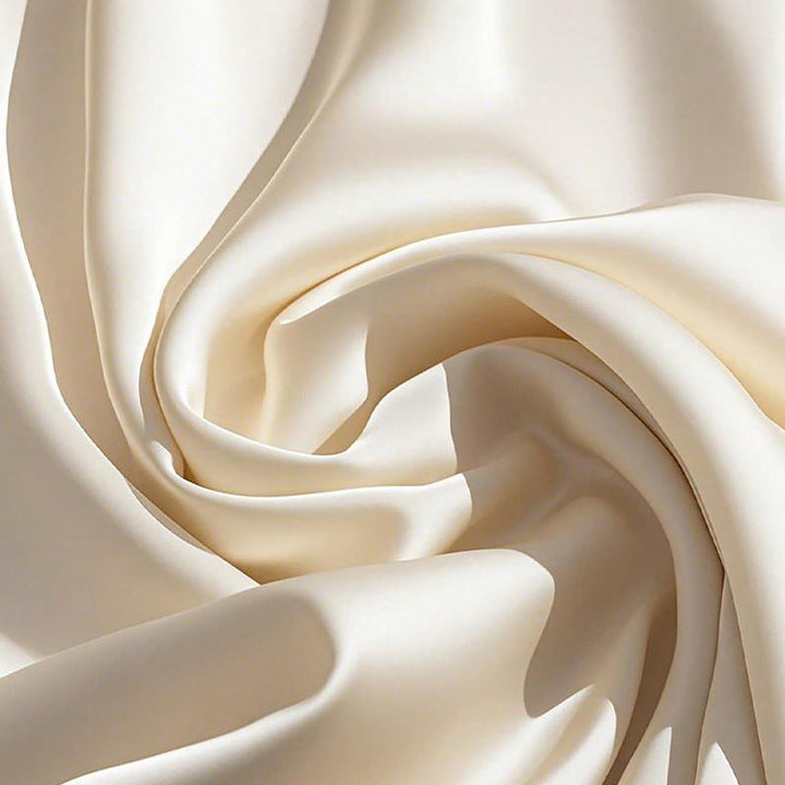 Creme-farbener, fließender Satin-Stoff, elegant drapiert mit Schatten und Lichtern. IsabellBoutique030