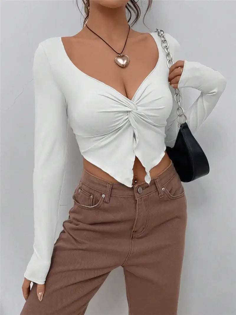 Figurbetontes Damen-Langarmshirt mit modernem Front-Twist und asymmetrischem Schnitt in Apricot