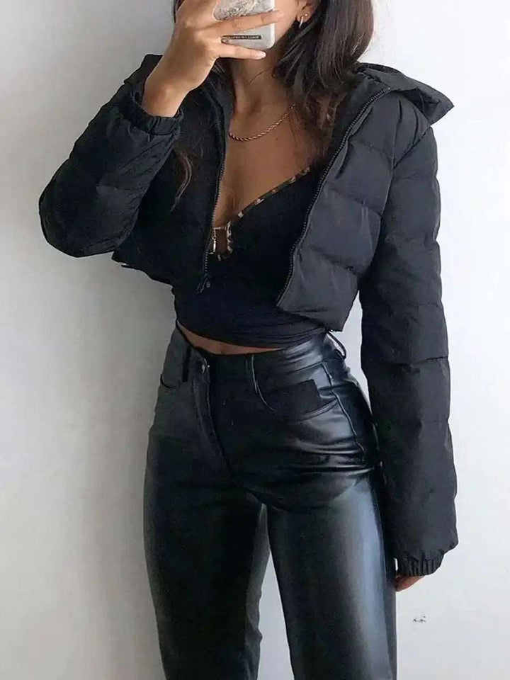Schwarze, kurze Pufferjacke mit Kapuze und Lederimitat-Hose. Damenmode. IsabellBoutique030