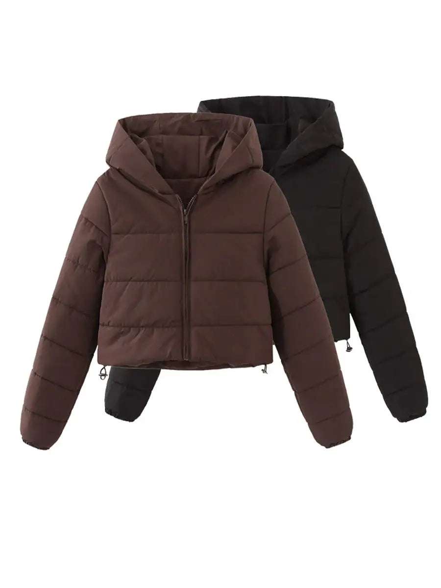 Zwei kurz geschnittene Steppjacken mit Kapuze, eine in Braun, die andere in Schwarz. IsabellBoutique030