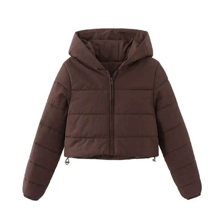 Braune, gesteppte, kurze Damen-Steppjacke mit Kapuze, Reißverschluss und Kordelzug am Saum. IsabellBoutique030