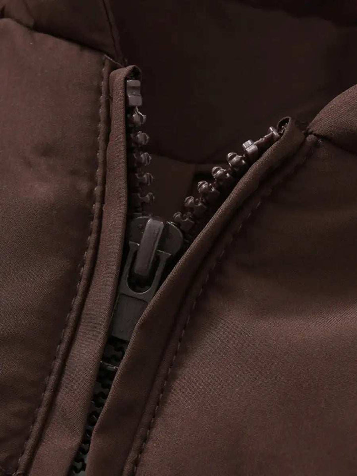 Nahaufnahme des braunen Reißverschlusses einer Jacke, IsabellBoutique030