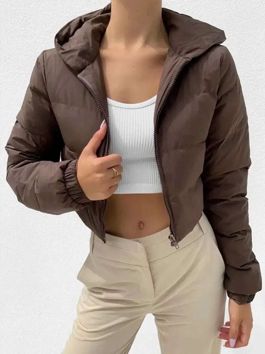 Kurze braune Pufferjacke mit Kapuze über weißem Crop Top, IsabellBoutique030