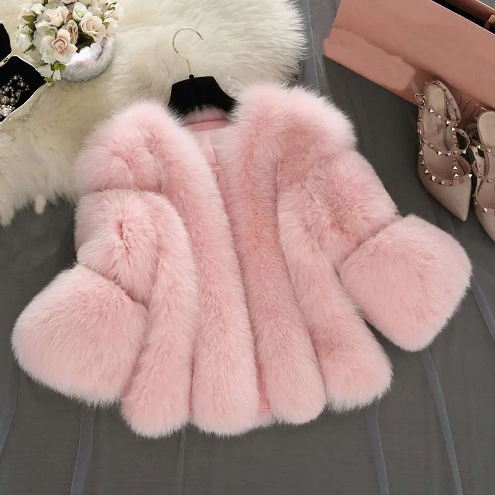 Damen Kurzmantel mit Fuchsfell elegant winterwarm und stilvoll getragen