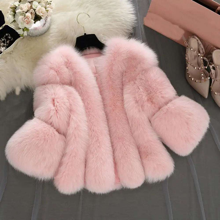 Damen Kurzmantel mit Fuchsfell elegant winterwarm und stilvoll getragen