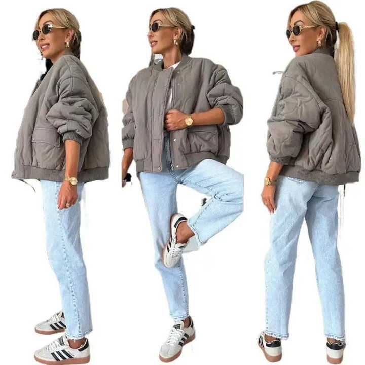 Graue Stepp-Bomberjacke mit langen Ärmeln und Jeans. IsabellBoutique030