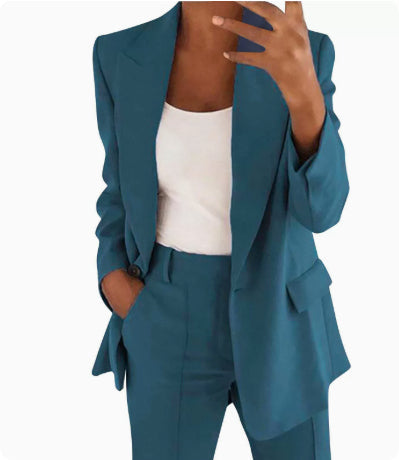 Damen Anzug petrolfarben, figurbetonter Blazer mit fallendem Revers, dazu passende Hose. IsabellBoutique030
