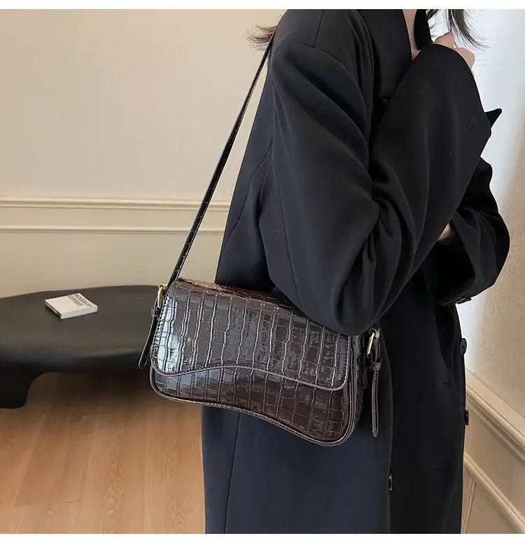 Dunkelbraune Kroko-Tasche mit Überschlag, Umhängetasche, Vintage-Stil. IsabellBoutique030