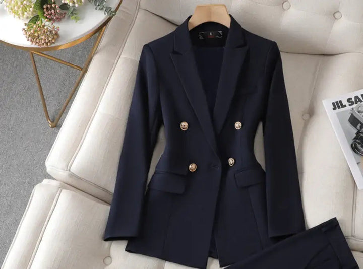Eleganter Damen-Businessanzug mit Blazer und Schlaghose für das Büro