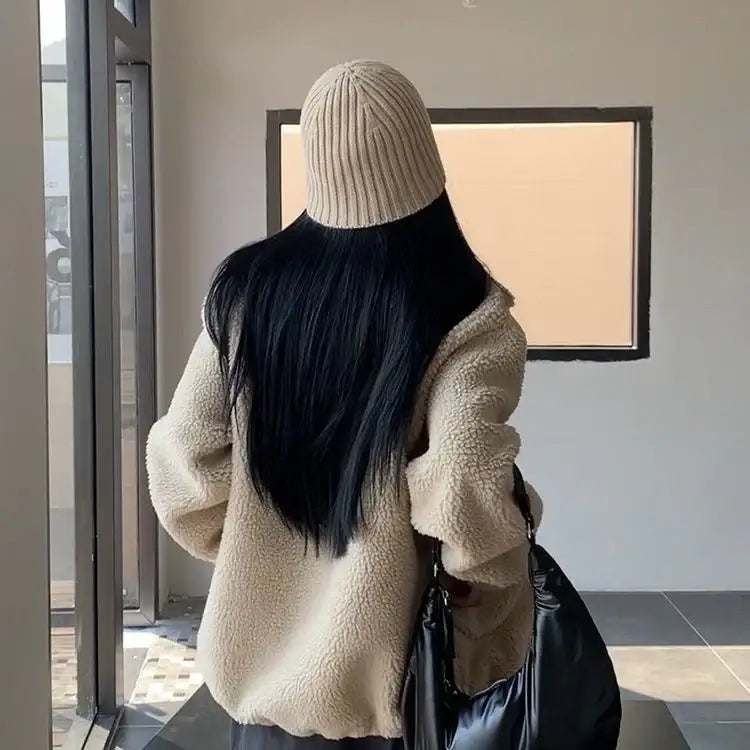 Beigefarbene Teddy-Fleece-Jacke mit Strickmütze, lange schwarze Haare, Handtasche. IsabellBoutique030
