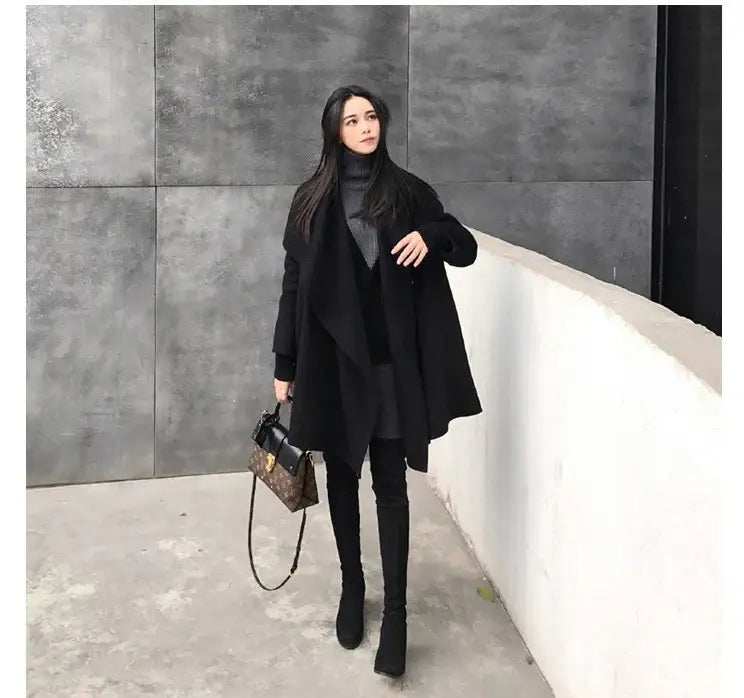 Schwarzer Wollmantel mittellang im asymmetrischen Cape-Stil elegant und locker geschnitten