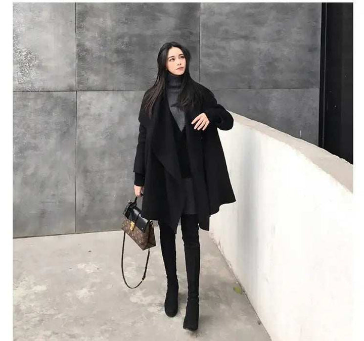 Schwarzer Wollmantel mittellang im asymmetrischen Cape-Stil elegant und locker geschnitten