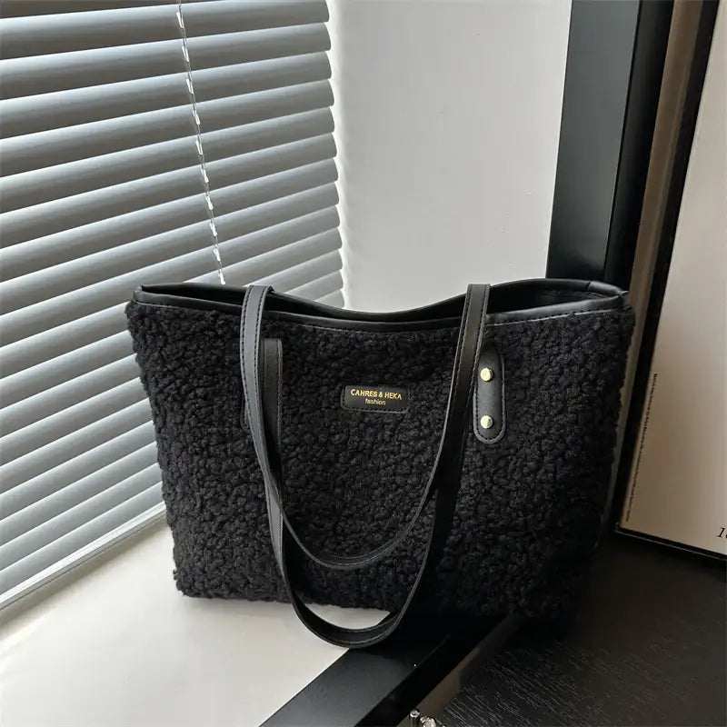 Modische, flauschige Damen-Schultertasche aus weichem Material, vielseitig und ideal für kühle Jahreszeiten.