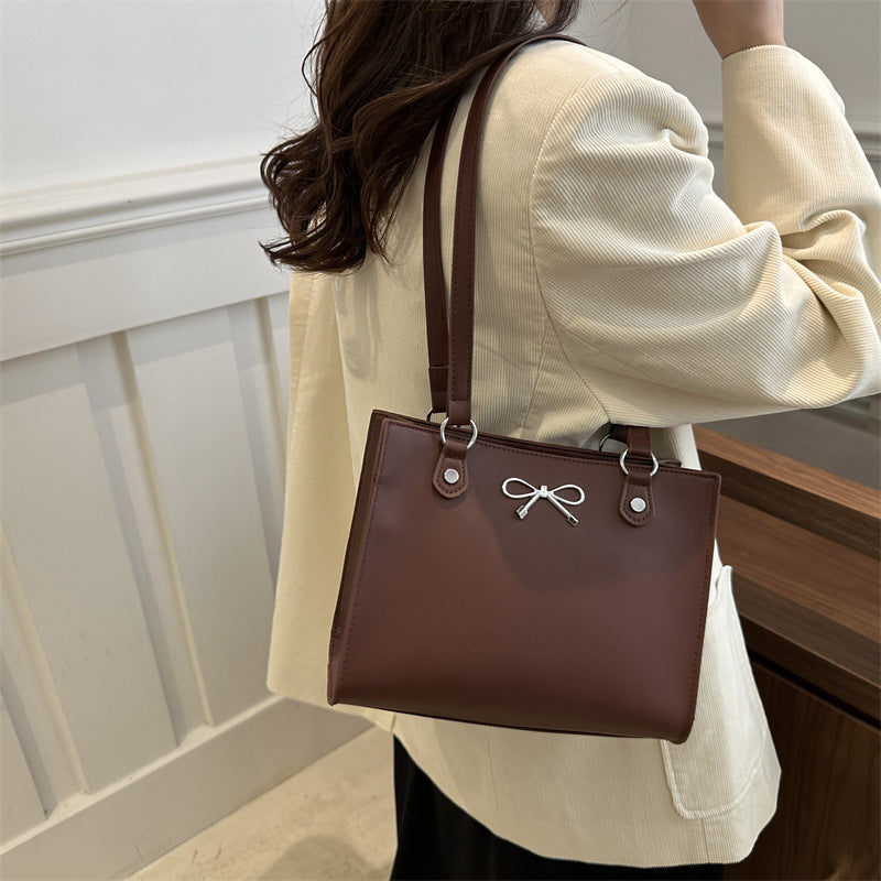 Dunkelbraune Handtasche mit Schleifen-Applikation und Schulterriemen. IsabellBoutique030.