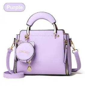 Lila Handtasche mit Katzen-Anhänger und goldener Hardware, elegant und stilvoll IsabellBoutique030