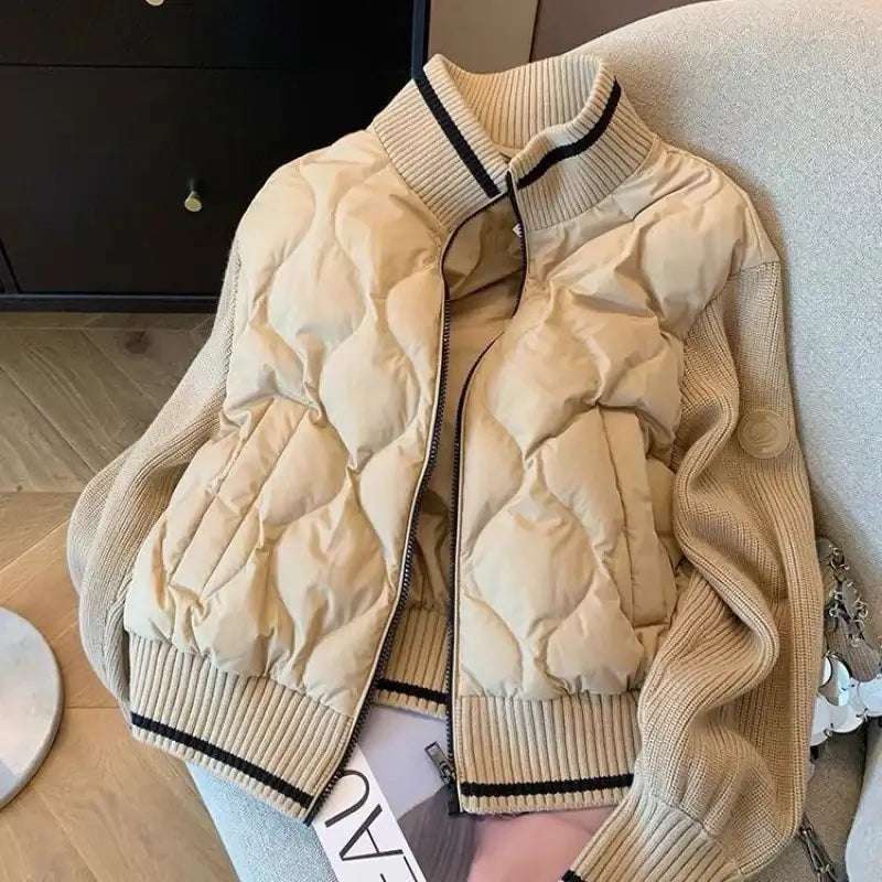 Retro-inspirierte gestrickte Damen-Steppjacke im amerikanischen Stil in Braun und Weiß