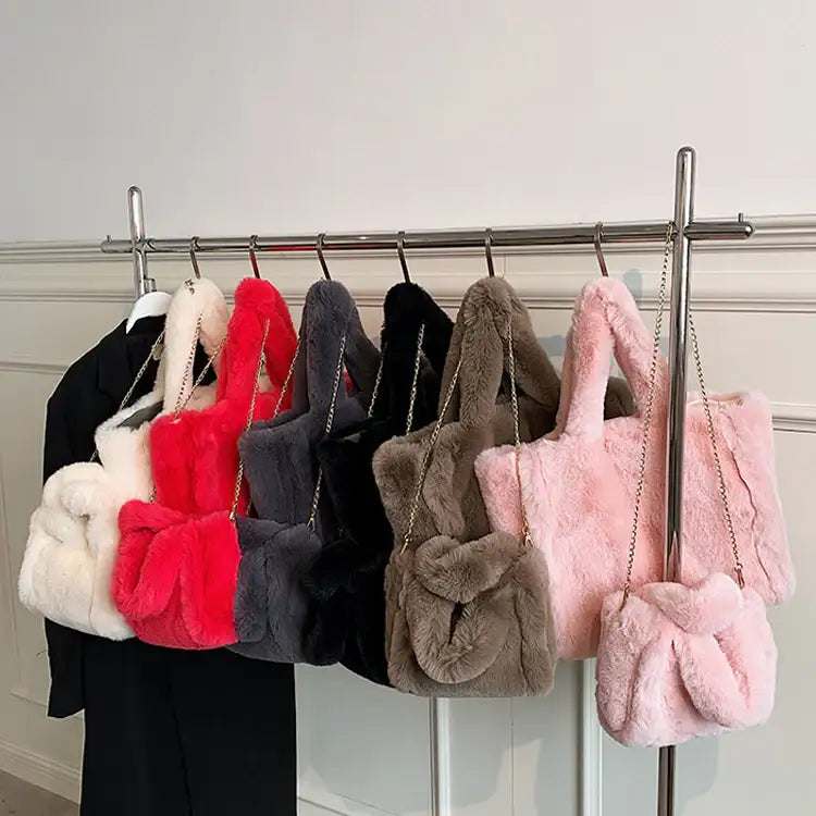 Wintertasche mit Kette aus Plüsch in elegantem Design und großzügigem Fassungsvermögen, ideale Damen Schultertasche für den Winter