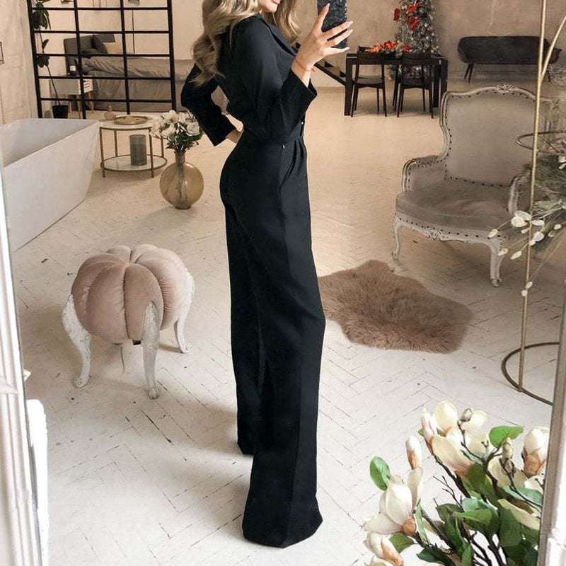 Schwarzer eleganter Jumpsuit mit weiten Beinen und schmaler Taille, langem Arm und Kragen. Perfekt für festliche Anlässe. IsabellBoutique030