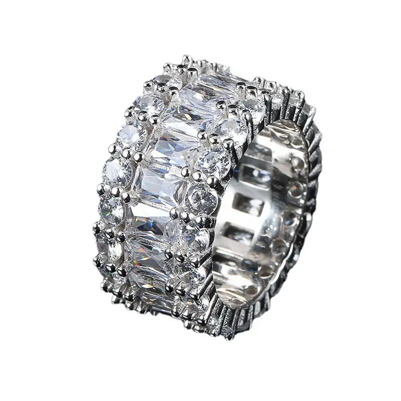 Hip-Hop Zirkonring aus Kupfer mit dreireihigem Baguette-Diamantbesatz für Damen in modernem Streetstyle