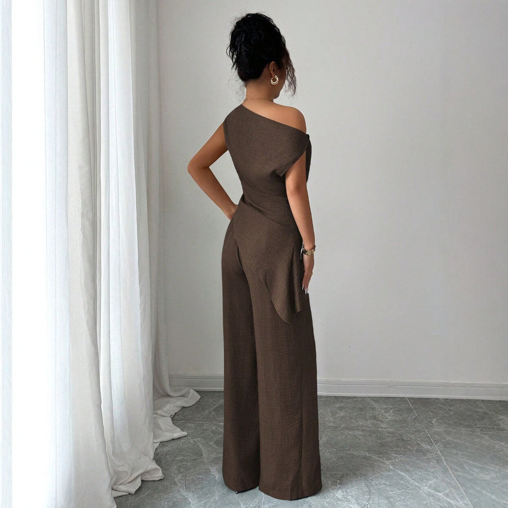 Brauner Einteiler mit asymmetrischem Neckholder-Oberteil und weiten Hosenbeinen. IsabellBoutique030.