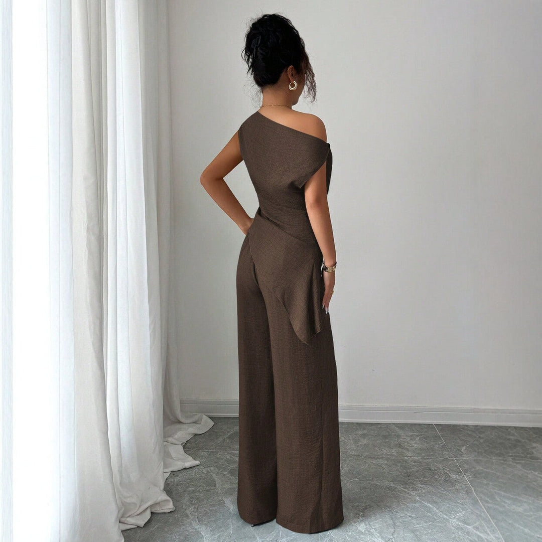 Brauner Einteiler mit asymmetrischem Neckholder-Oberteil und weiten Hosenbeinen. IsabellBoutique030.