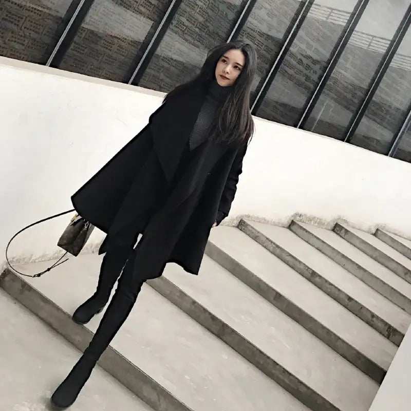 Eleganter schwarzer Wollmantel im asymmetrischen Cape-Stil, locker geschnitten, ideal für Business- und Alltagslook