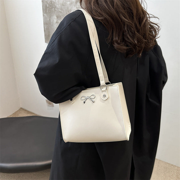 Cremefarbene Henkeltasche mit Schleifen-Detail und weißem Riemen. IsabellBoutique030