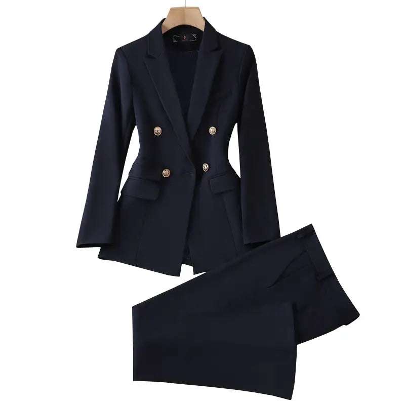 Damen-Businessanzug mit figürlichem Blazer und eleganter Schlaghose im Bürostyle
