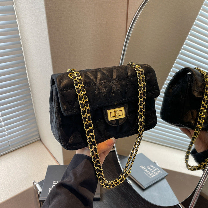 Steppmantel-Tasche aus schwarzem Samt mit goldener Kettenschnalle, IsabellBoutique030