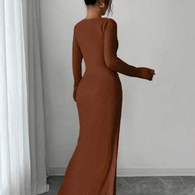 Figurbetontes Damen-Strickkleid mit Schlitz-Ausschnitt in elegantem Slim Fit, langärmelig und maxi-lang