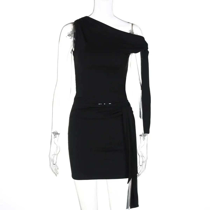 Schwarzes asymmetrisches Minikleid mit einem Ärmel und Raffung an der Taille. IsabellBoutique030