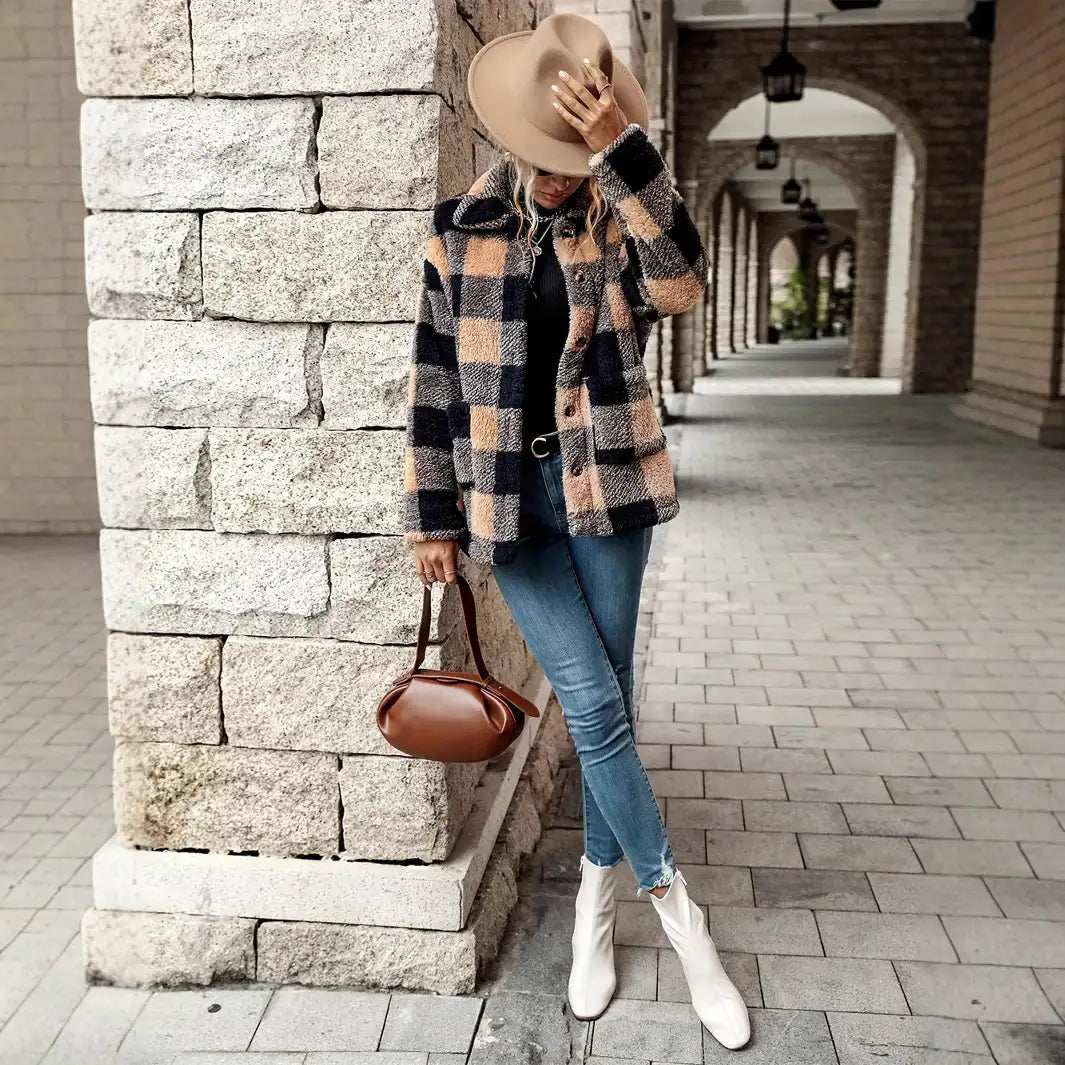 Karomuster Teddy-Jacke in Beige und Schwarz mit Jeans und Hut. IsabellBoutique030