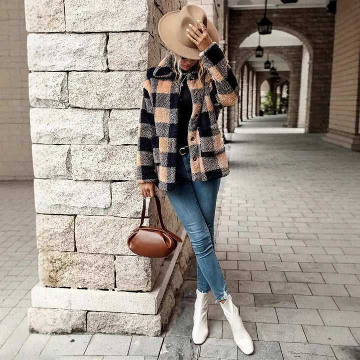 Karomuster Teddy-Jacke in Beige und Schwarz mit Jeans und Hut. IsabellBoutique030