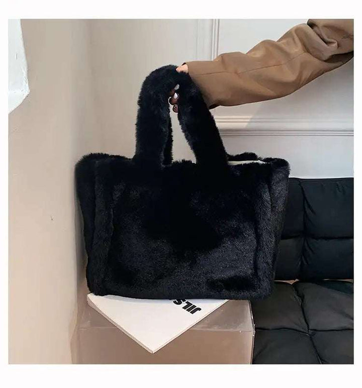 Wintertasche mit Kette aus kuscheligem Plüsch für Damen in mehreren Farben und Größen