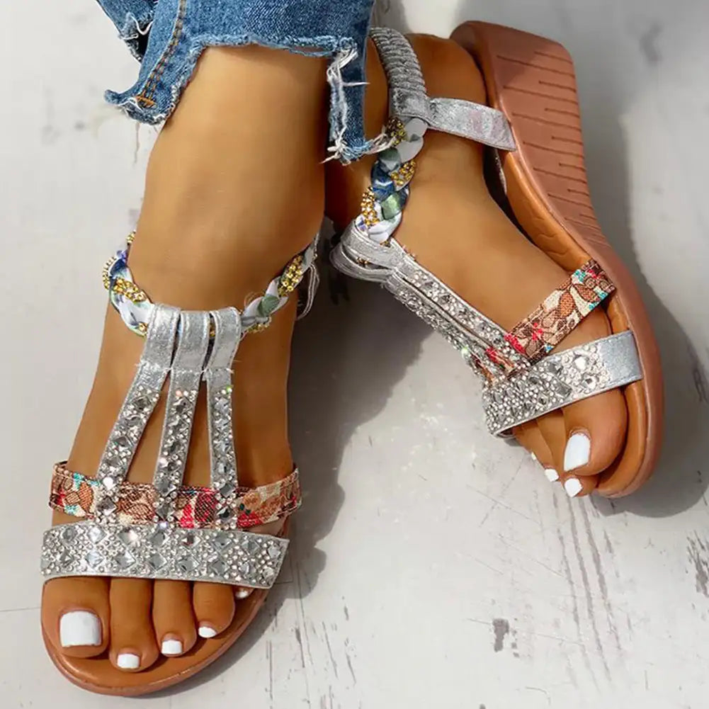 Modische Boho-Strandsandalen mit Keilabsatz und Peep-Toe für Damen am Strand