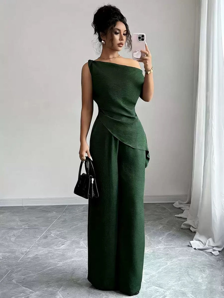 Dunkelgrüner One-Shoulder-Jumpsuit mit weiten Hosen, asymmetrischem Oberteil und Überwurf-Detail. Damenmode von IsabellBoutique030.