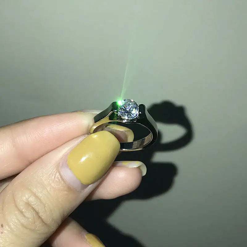 Eleganter Damenring mit Zirkonia in Weißgold-Optik und filigraner Struktur