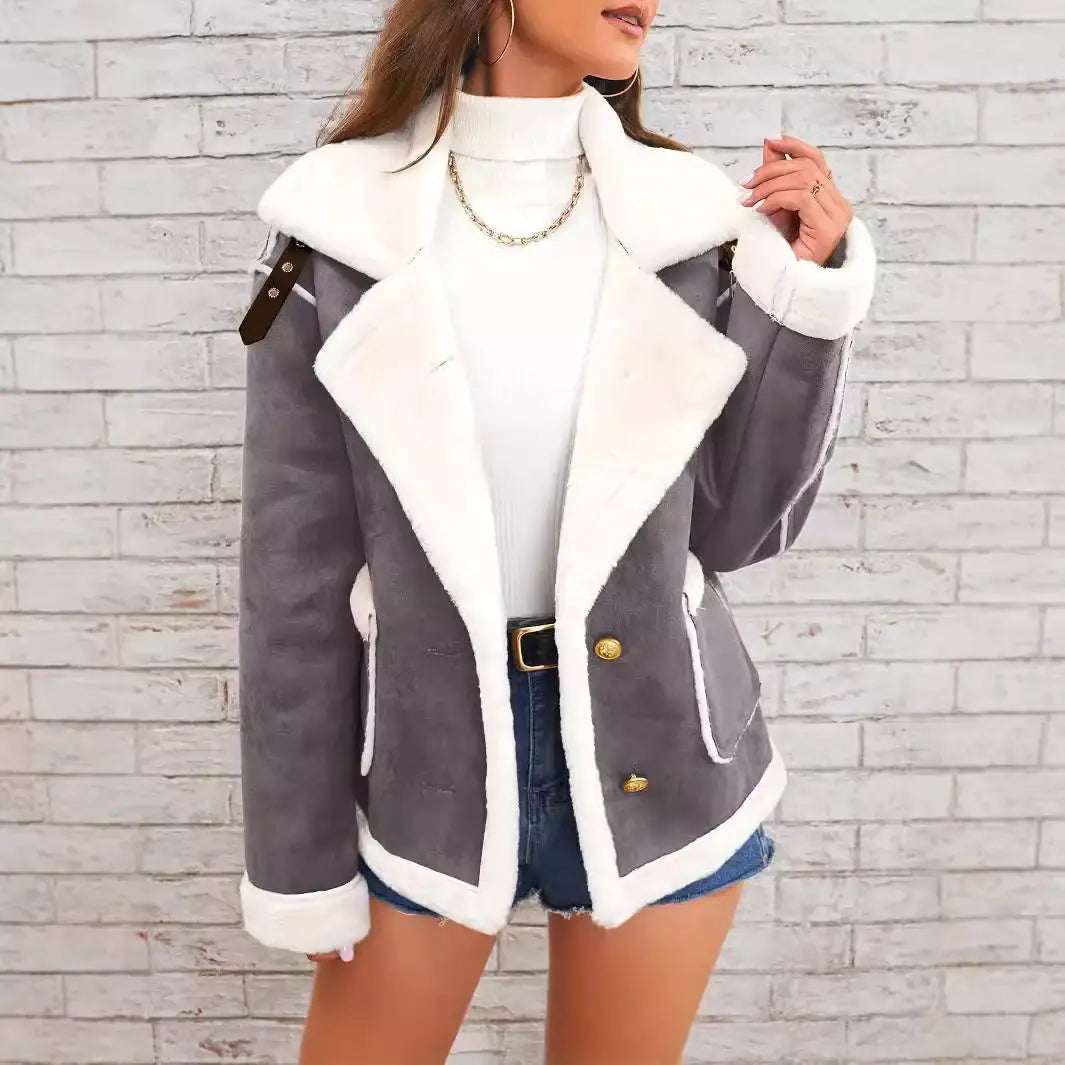 Damen Winterjacke aus weichem Plüsch mit Polokragen in Kaffeefarben, warm und lässig.