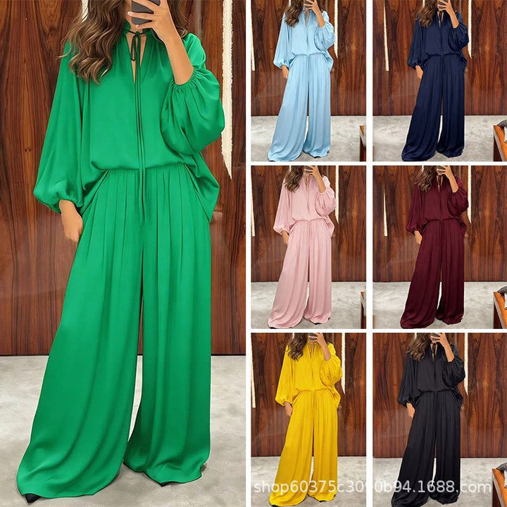 Grüner, weiter Hosenanzug mit Puffärmeln und Schleife am Ausschnitt. Verschiedene Farben: Hellblau, Dunkelblau, Rosa, Bordeaux, Gelb, Schwarz. IsabellBoutique030