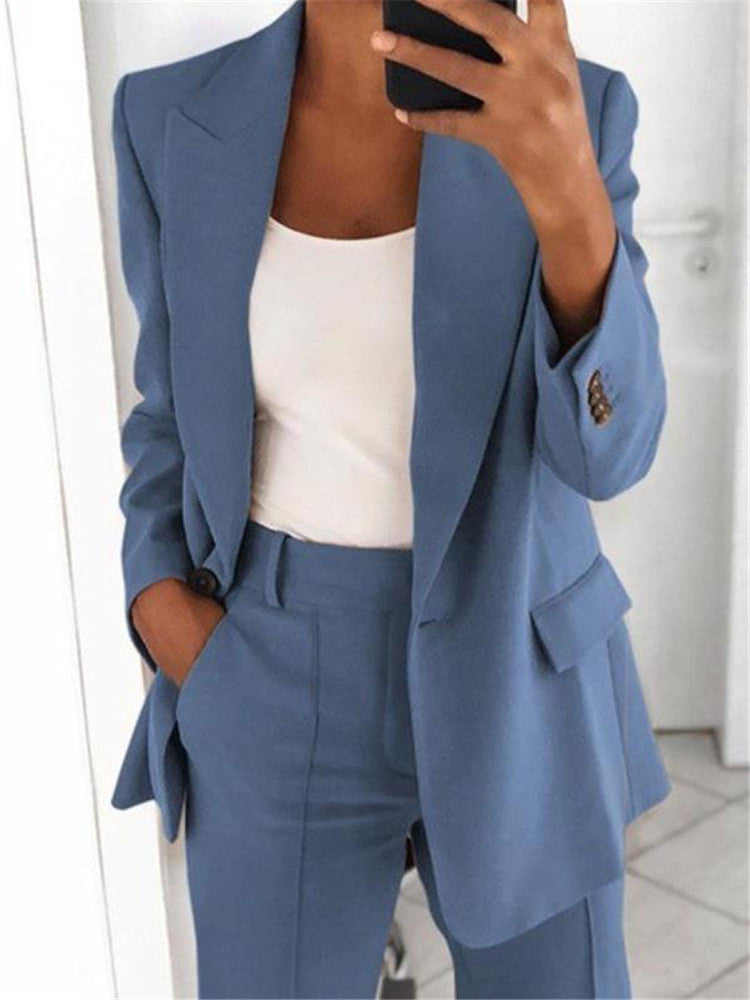 Blauer Damen-Anzug mit schmaler Hose und schickem Blazer, kombiniert mit weißem Top. IsabellBoutique030
