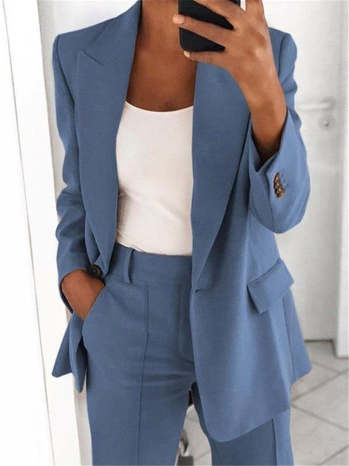 Blauer Damen-Anzug mit schmaler Hose und schickem Blazer, kombiniert mit weißem Top. IsabellBoutique030